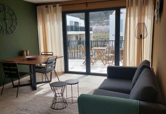 Les Maisons de Gaugin Studio Le L  zard aan de voet van de Mont Ventoux allows 18 year olds to book a room