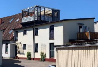   ber den D  chern der Stadt has Balcony rooms