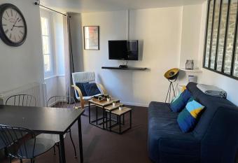 Appartement en plein c  ur historique de Dinan allows 18 year olds to book a room