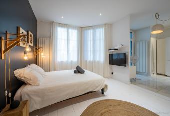 LOFT Design Jacuzzi Centre Gare - Parking gratuit has rooms with a private hot tub