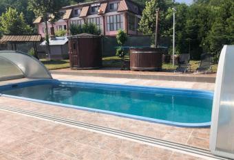 Pensiunea O  encu  a has Balcony rooms