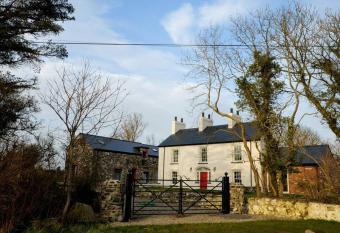 The Farmhouse at Corrstown Village has rooms with a private hot tub