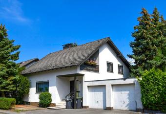 Sch  ne 3 Zimmer Wohnung allows 18 year olds to book a room