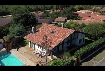 VILLA LA PAVOTTE 4* 11 PERSONNES.PISCINE CHAUFFEE.JACCUZY OPTION. has rooms with a private hot tub