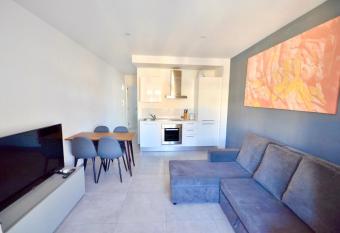 Modern Apartments Close to the Sea allows 18 year olds to book a room