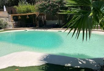 4 La maison des roses Avignon has Balcony rooms