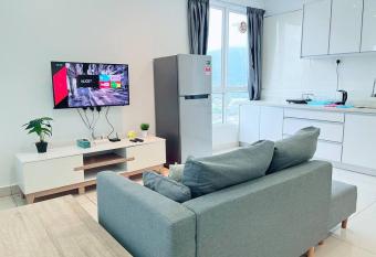 Georgetown KomtarView 3bedrooms up to 6pax with 1 carpark has Balcony rooms