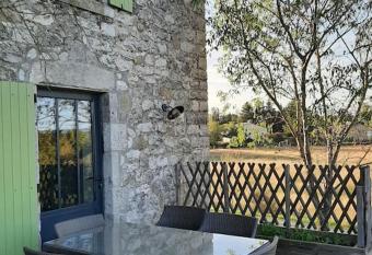 la Magnanerie has Balcony rooms