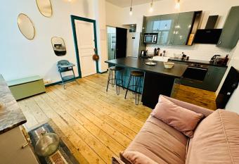 Apartment in the heart of Bordeaux just steps away from all the best sight has Balcony rooms