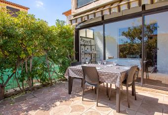 Les Tulipes has Balcony rooms