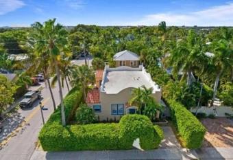 Flamingo Park Bungalow! WALK TO DOWNTOWN WPB!! has Balcony rooms