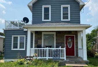 3bed 2bath nestled in cozy Grandview neighborhood has Balcony rooms