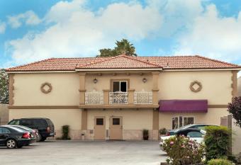 Scottish Inns-Bakersfield has rooms with a private hot tub