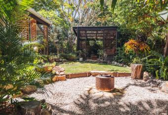 Pet friendly - Serenity home at Alex Heads allows 18 year olds to book a room