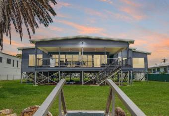 Waterfront house Pumicestone passage allows 18 year olds to book a room