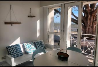 Le plongeoir has Balcony rooms