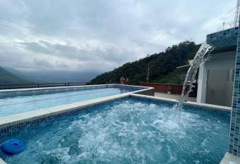 Hermosa finca entre las monta  as has rooms with a private hot tub