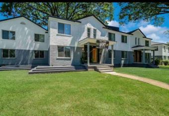 Fall in love with this Memphis home has Balcony rooms