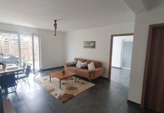 Bel appartement rez de jardin has Balcony rooms