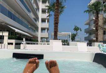 Residence Palm beach jesolo has rooms with a private hot tub