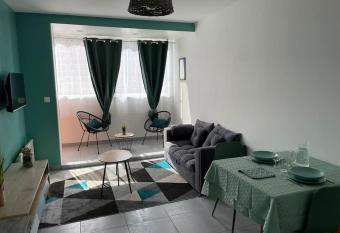 Appartement 2 pi  ces, lumineux, avec parking allows 18 year olds to book a room