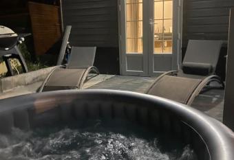 LAMYIEL - Cocon Mielleux au Fran  ois has rooms with a private hot tub