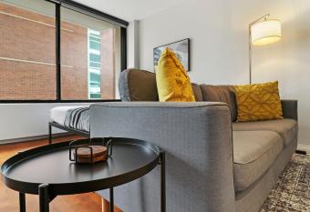 Chic & Roomy Studio in the Near North Side - Chestnut 16D allows 18 year olds to book a room