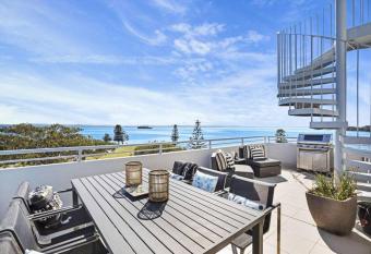 The Entrance Waterfront Penthouse+Jacuzzi+BBQ has rooms with a private hot tub