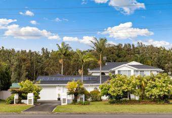 Palm Oasis Retreat w/ Large Pool in Port Stephens has Balcony rooms