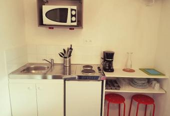 Studio au centre de Quimper 2  me ET allows 18 year olds to book a room