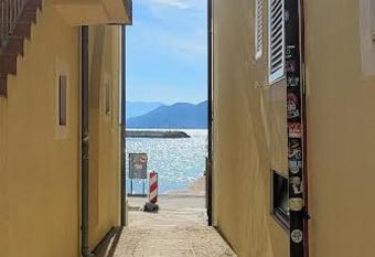 Studio, 70 steps from the beach allows 18 year olds to book a room