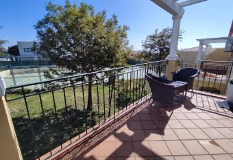 1D Areias de Porches, Pool & A/C - Casas & Pap  is allows 18 year olds to book a room