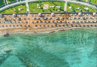 FOUR SEASONS LIFE STUDIO has Balcony rooms