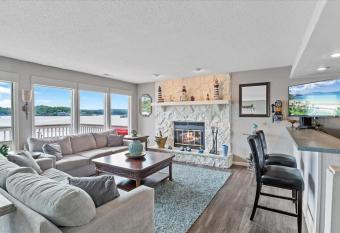 Risque Fun One has Balcony rooms