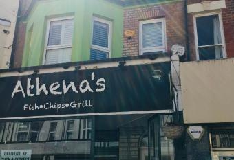 4 bedroom maisonette in bexhill town centre allows 18 year olds to book a room