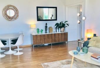 Beau T2 65 m2 - terrasse, piscine has Balcony rooms