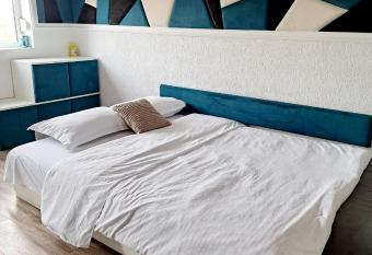 Garsonier   modern  -Zona Micalaca allows 18 year olds to book a room