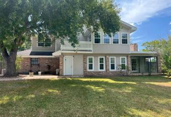 Great home near the heart of Harlingen, TX! has Balcony rooms