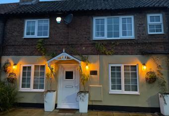  Cosy Cottage  - 2 Bed - Central Bawtry - Entire Cottage has Balcony rooms