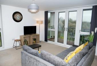 Stylish Central MK Apartment - Two Bedroom - En Suite - Balcony has Balcony rooms