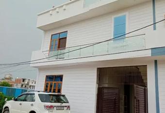 Bamroli Bed and Breakfast has Balcony rooms