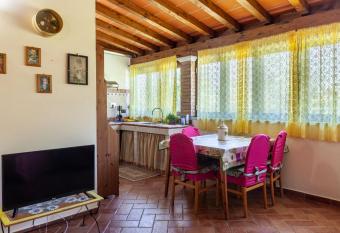 Casina del Glicine has Balcony rooms