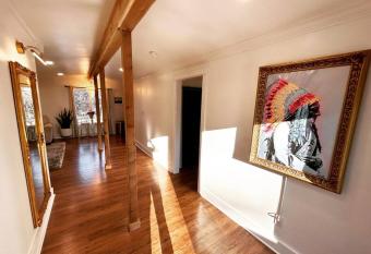 Modern Cabin Close to Downtown allows 18 year olds to book a room