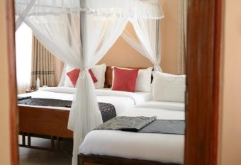 Lakefront Haven has Balcony rooms