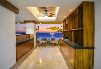 Condominio en Sunset View has rooms with a private hot tub
