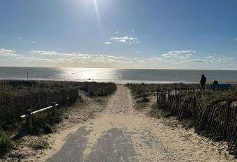 12 pers, sur la dune, PMR, spa, hammam, salle de sport has rooms with a private hot tub