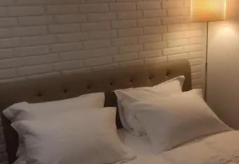 Felice sudio Bianco allows 18 year olds to book a room