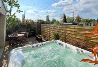 Logement entier avec jacuzzi en provence has rooms with a private hot tub