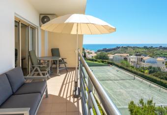 Ocean view Apartment with relax Terrace, 2 Swimming pools & Tennis court has rooms with a private hot tub