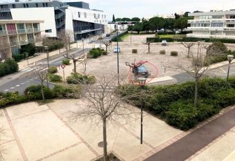 Appartement proche des Thermes allows 18 year olds to book a room